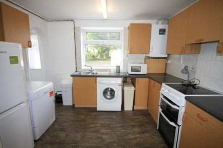 4 bedroom semi-detached house to rent - Photo 5