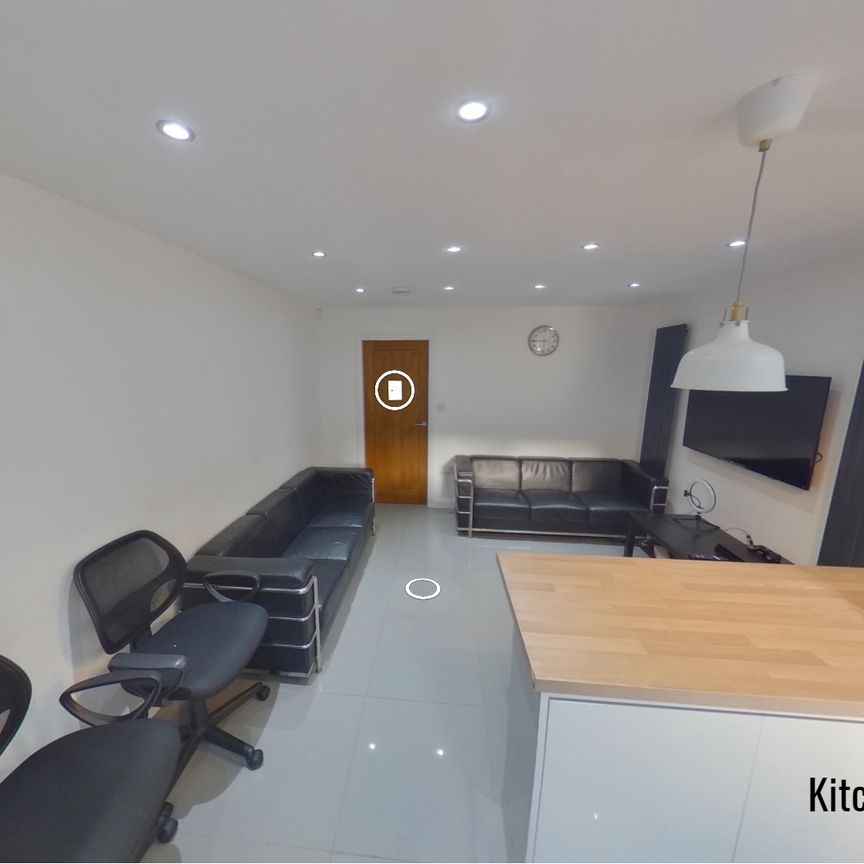 5 Bedroom Ensuite House To Rent - Photo 1