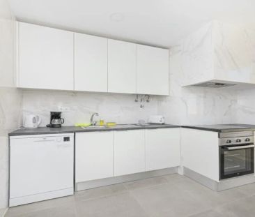 Room in a shared 7-bedroom apartment for rent in Lisbon - Photo 5