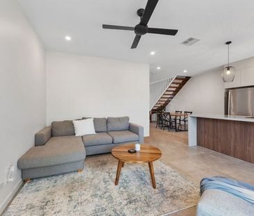 Luxurious freestanding three-bedroom home in prime suburb! - Photo 1