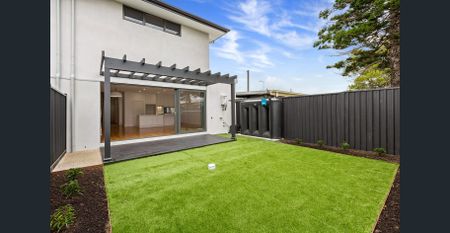 GRAND IN SIZE AND QUALITY - 4 BEDROOM PLUS STUDY - Photo 4