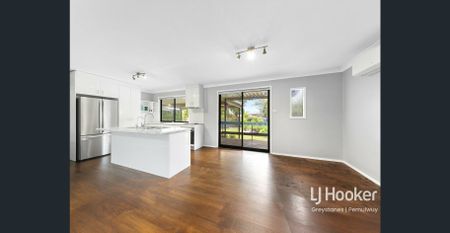 Beautifully Presented 4 Bedroom Family Home With A Swimming Pool - Photo 4