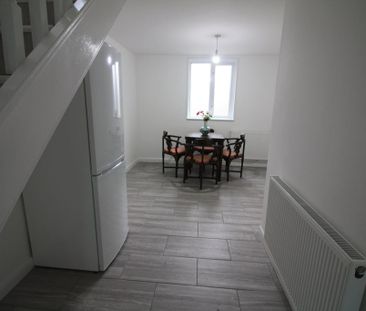 4 bedroom semi-detached house to rent - Photo 2