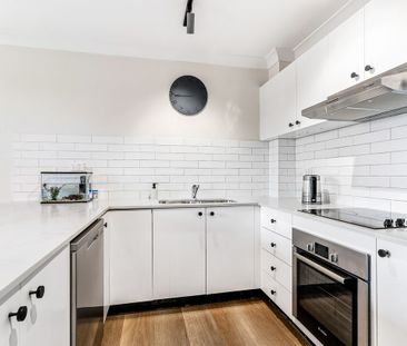 Stylish and Convenient: Modern 2-Bedroom Unit in Engadine - Photo 2