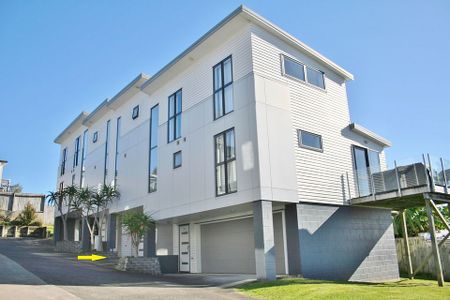 COMFORTABLE MODERN ONE BEDROOM TOWNHOUSE - Photo 3