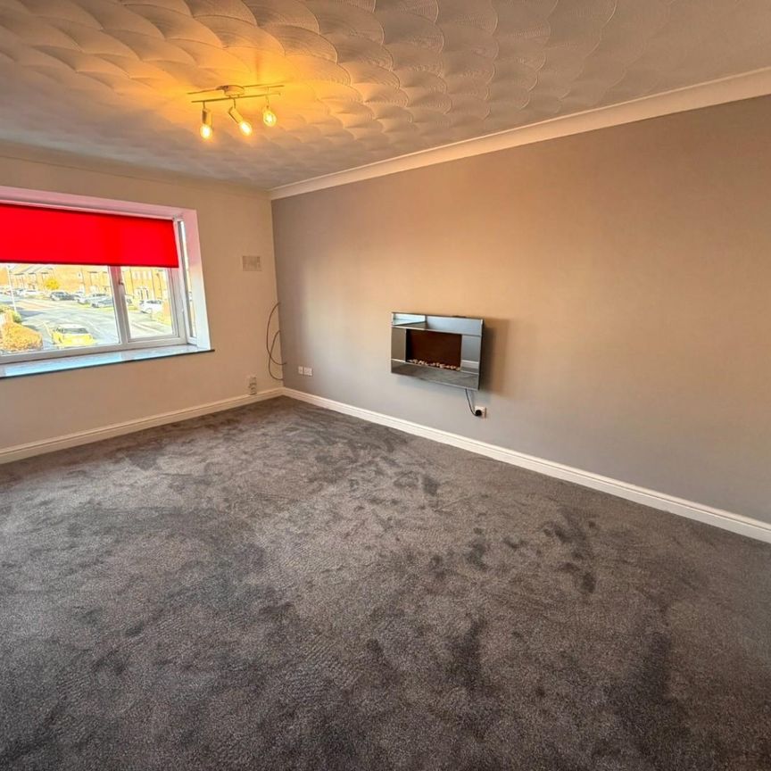 3 bedroom Flat To Let - Photo 1