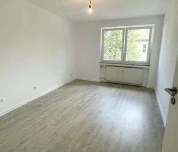 Bahnhofsnähe! Kernsanierte 3-Zimmer-Wohnung im 2.OG mit großem Balk... - Foto 1