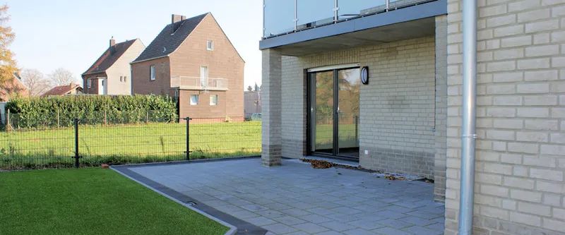 Erdgeschosswohnung mit Einbauküche, Erdwärme und Garten mit unbezahlbarem Blick - Foto 1