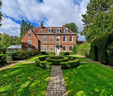 A substantial Grade II listed country home with mature maintained g... - Photo 1