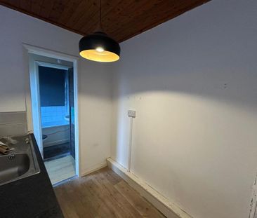 2 bedroom end of terrace house to rent - Photo 4