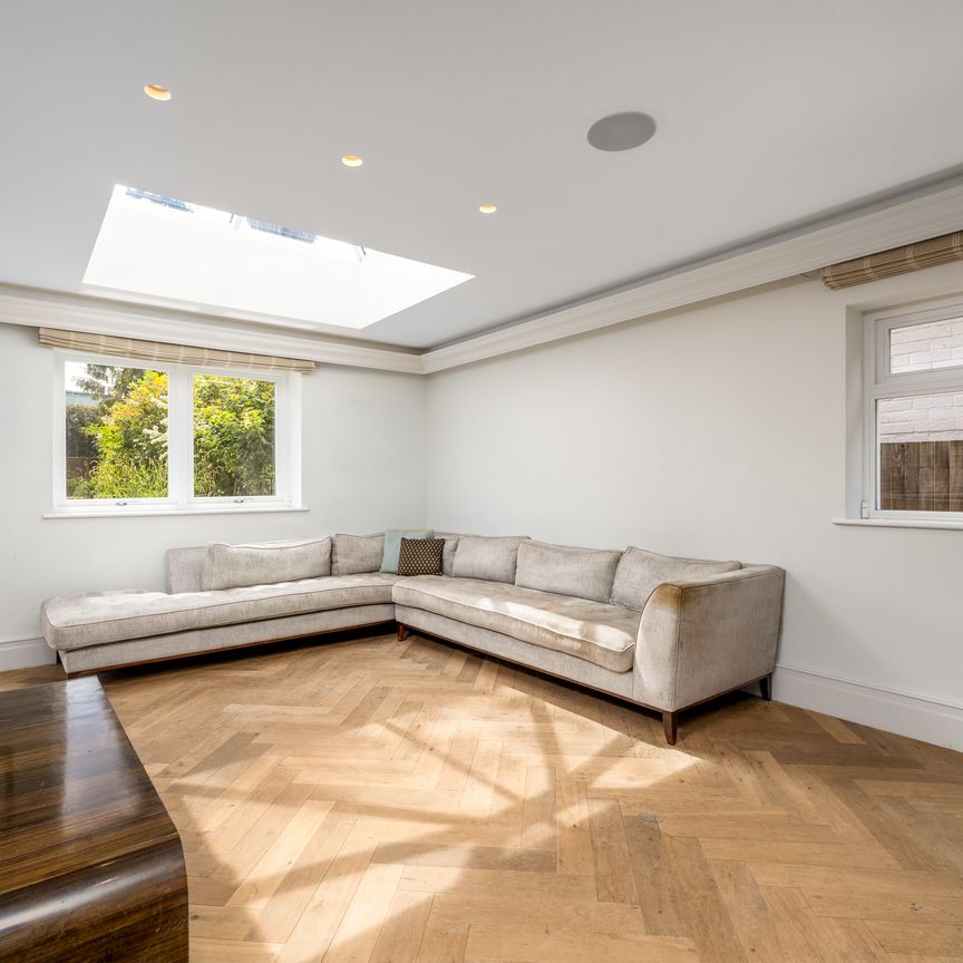 A handsome five-bedroom house in Wimbledon Village - Photo 1