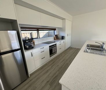 An executive modern home with street appeal. - Photo 6