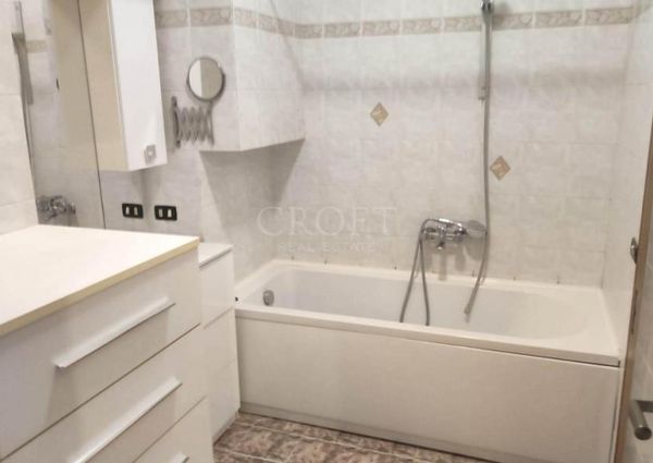 Monteverde Vecchio: Modern 2 bedroom, 2 bath, large living room, separate kitchen. Bright, silent, parquet floors, situated in lovely period building, excellent area, near park. Ref. 2364.
