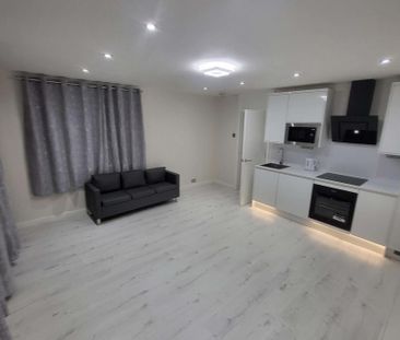 1 bedroom in a flat share to rent - Photo 3