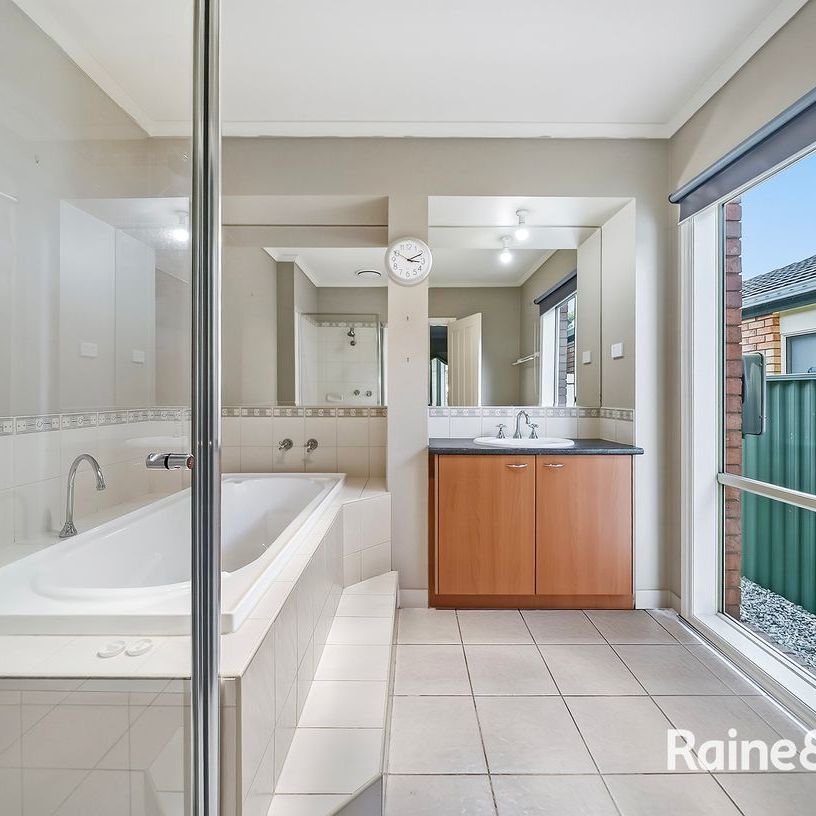 Spacious three-bedroom house in Cranbourne East! - Photo 1