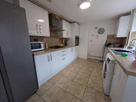 1 bedroom in a house share to rent - Photo 3