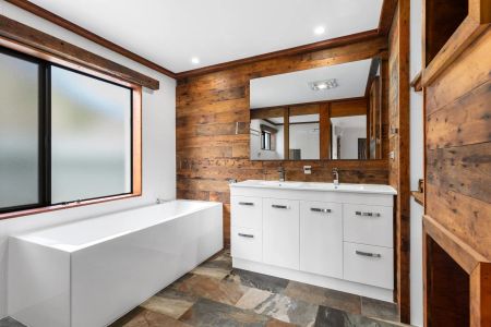Waterfront family oasis - Photo 3