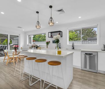 Beautiful three-bedroom home with a pool - Photo 6