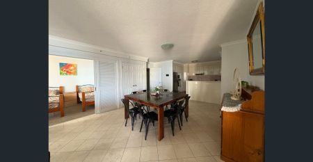 SPECTACULAR 3-BEDROOM BEACHFRONT APARTMENT - Photo 2