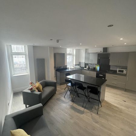 1 bedroom in a flat share to rent - Photo 2