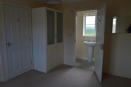 3 bedroom end of terrace house to rent - Photo 4