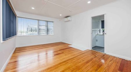 Centrally Located in Desirable New Windsor! - Photo 3