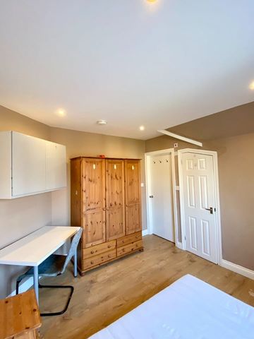 5 Bed Semi-Detached House, Mayfield Road, SO17 - Photo 4