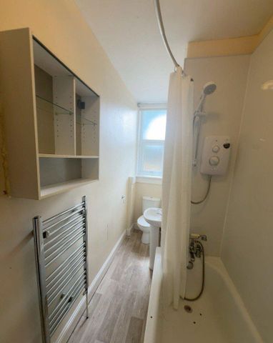 3 bedroom flat to rent - Photo 5