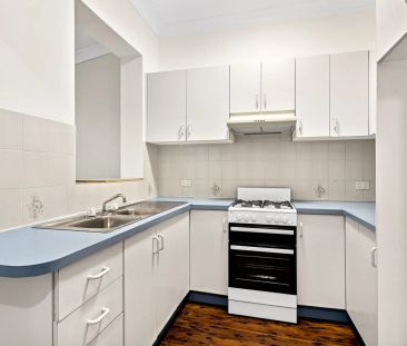 Spacious Three Bedroom Semi - Photo 3