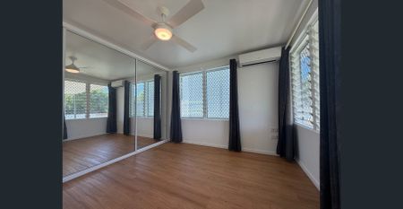 MODERN, NEAT UNIT LOCATED IN WULGURU + LARGE BACKAYARD! - Photo 2