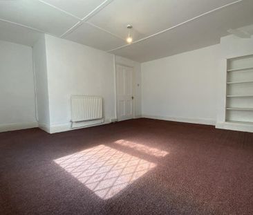 2 bedroom character property to rent - Photo 2