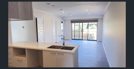 Spacious 4BR Townhouse in Growing Cranbourne - Photo 5