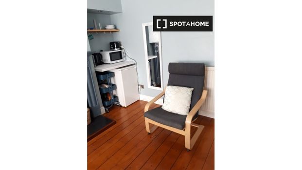 Room for rent in 4-bedroom house in Dublin - Photo 1