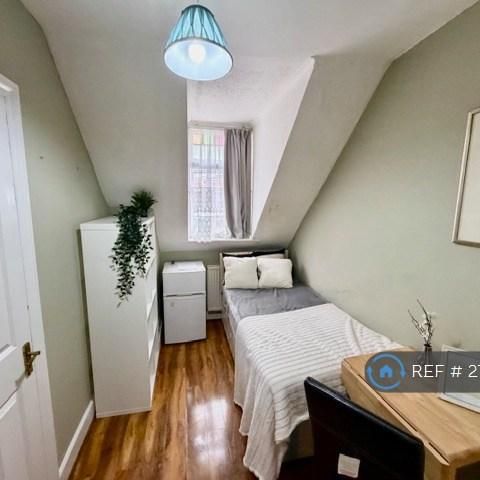1 bedroom in a house share to rent - Photo 1