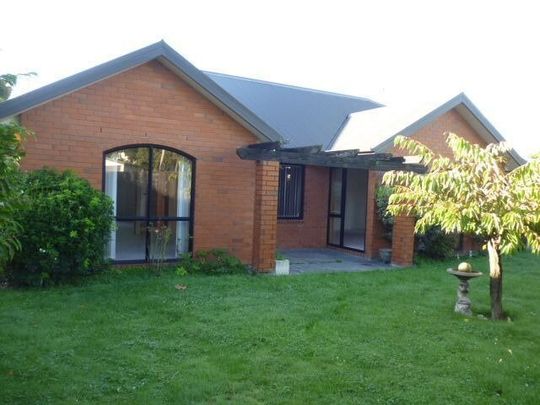 4 BEDROOM, 2 BATHROOM FAMILY HOME - Photo 1