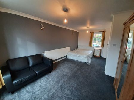 4 Bed End Terrace, Cranmer Walk, NG3 - Photo 4