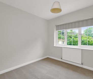 Available to let is a superb 5 bedroom family home in a convenient ... - Photo 6