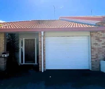 Sunny 3-Bedroom Home with Privacy and Comfort - Photo 5