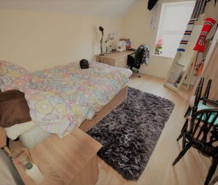 2 bedroom Flat in Otley Road, Leeds - Photo 1