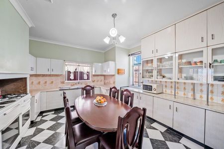 Charming Family Home in a Prime, Peaceful Location - Photo 2