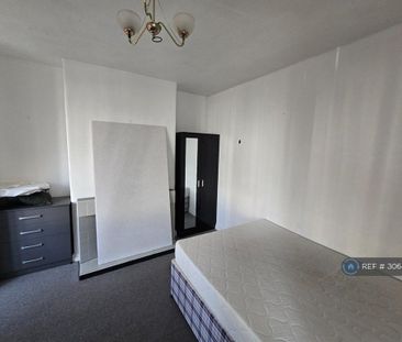 4 bedroom semi-detached house to rent - Photo 2