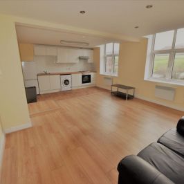 2 bedroom Flat in Flat 2, Leeds - Photo 1