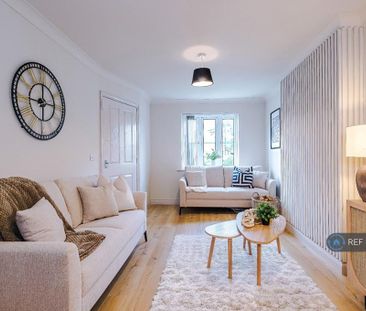 4 bedroom semi-detached house to rent - Photo 2