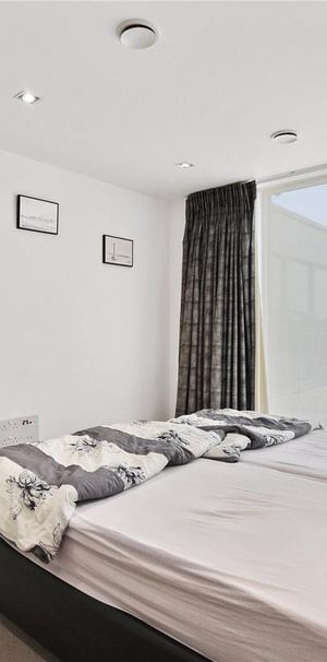 3 bedroom flat in London - Photo 1