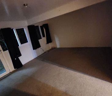 Spacious & refreshed 2 bedroom flat - Photo 1