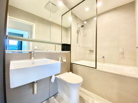 Modern 2 Bedroom Top Floor Apartment - Photo 5