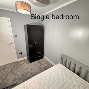 Room in a Shared Flat, Wolsey Court, SW11 - Photo 3