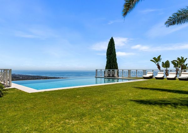 Luxury Villa for rent in Marbella Del Este, Andalusia