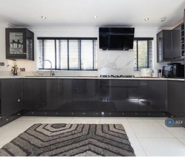 4 bedroom detached house to rent - Photo 1