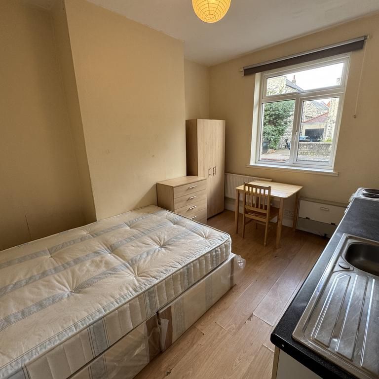 1 bedroom bedsit to rent - Photo 1